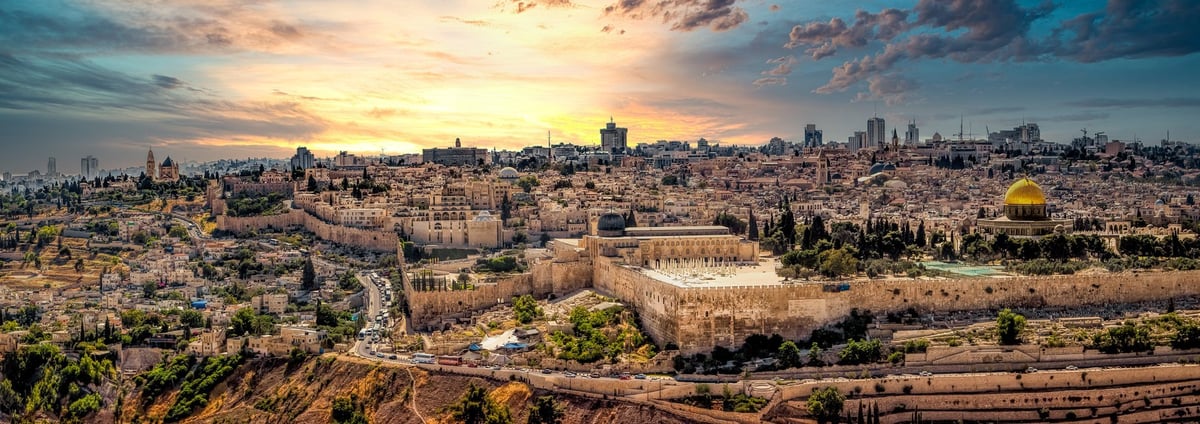 נוף פנורמי של ירושלים מהר הזיתים — העיר העתיקה בשעת שקיעה